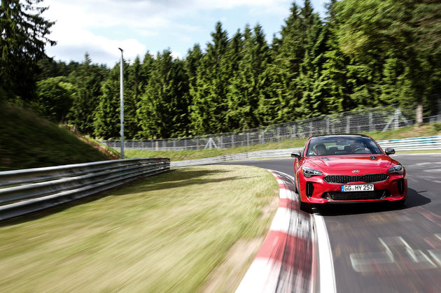 1_Kia-Stinger-fijngeslepen-op-beroemde-Nurburgring