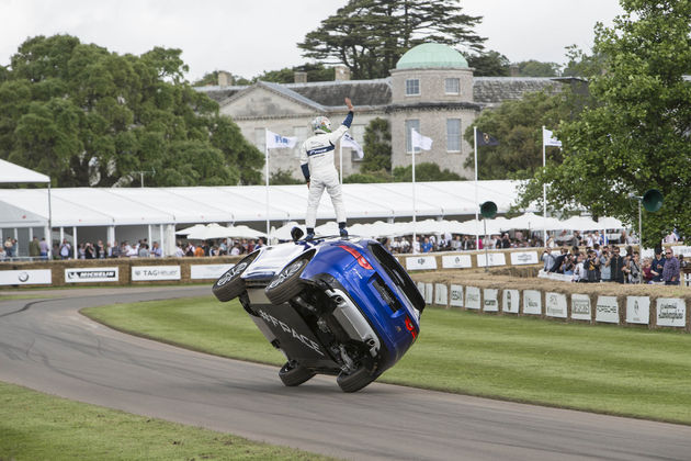 Jaguar F-PACE heuvelklim op Goodwood, don`t do this at home!