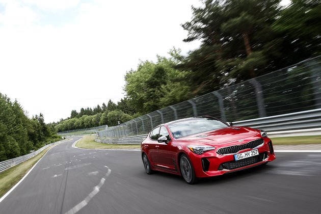 2_Kia-Stinger-fijngeslepen-op-beroemde-Nurburgring