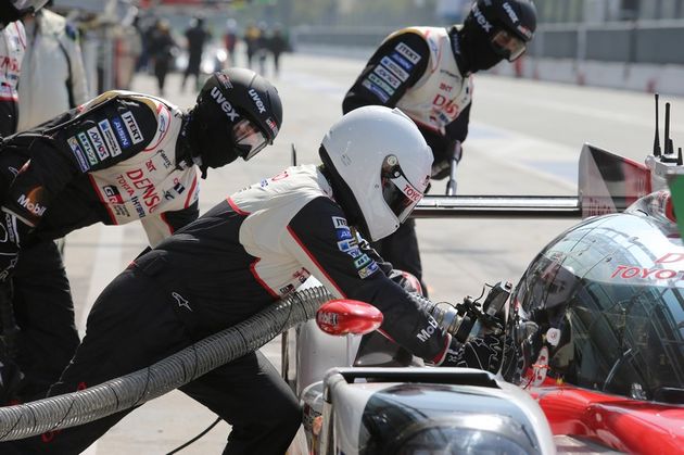 Het team van Toyota GAZOO Racing aan het werk