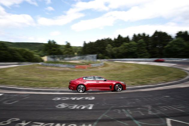 4_Kia-Stinger-fijngeslepen-op-beroemde-Nurburgring