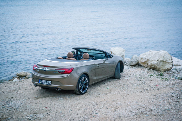 Opel Cascada aan zee