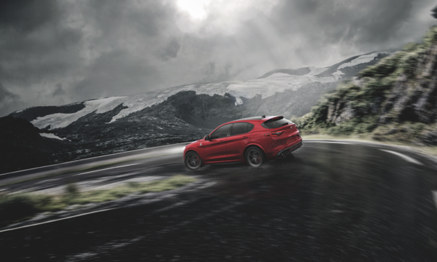 De Alfa Romeo Stelvio op de gelijknamige pas