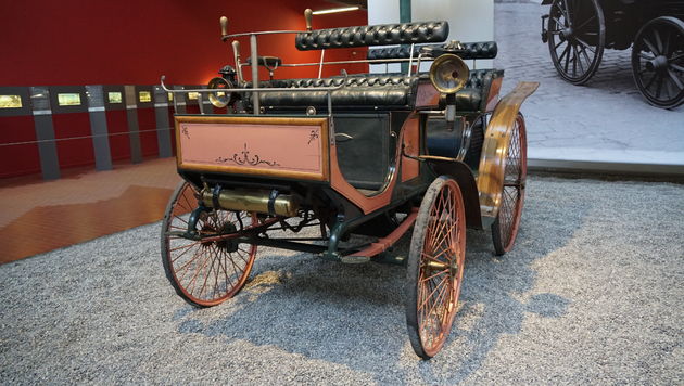 De oudste `auto` van het museum: Peugeot Phaetonnet Type 8 (1893) snelheid 20 km/u