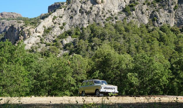 Jeep Wagoneer V8, u00e9u00e9n met het landschap