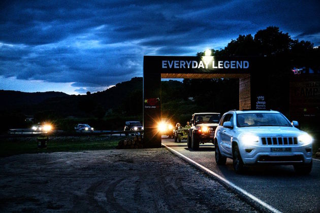 Jeeps in de nacht