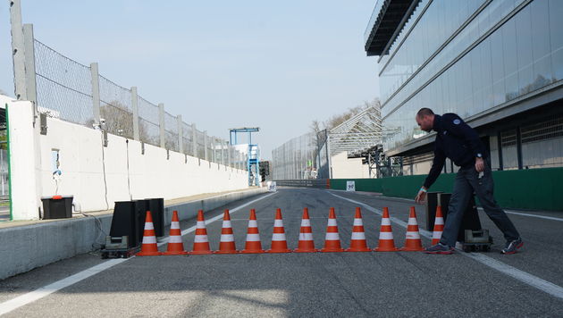 Het punt waar tijdens de training bij het uitkomen van de Pit Lane de gas er op mag