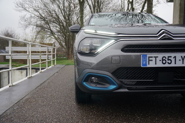 Het iconische Citrou00ebn logo loopt over in de nieuwe LED dagrijverlichting van de C4.