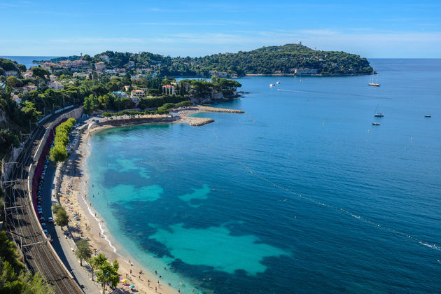 De Corniche Infrieure loopt letterlijk langs de kust- Fotolia