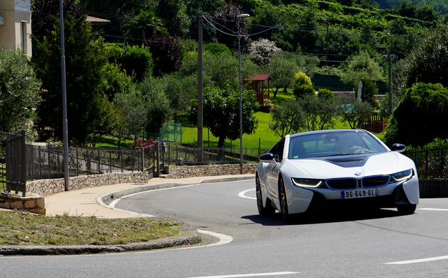 Het rijden in het heuvellandschap boven Milaan met deze BMW i8 is u00e9u00e9n groot feest