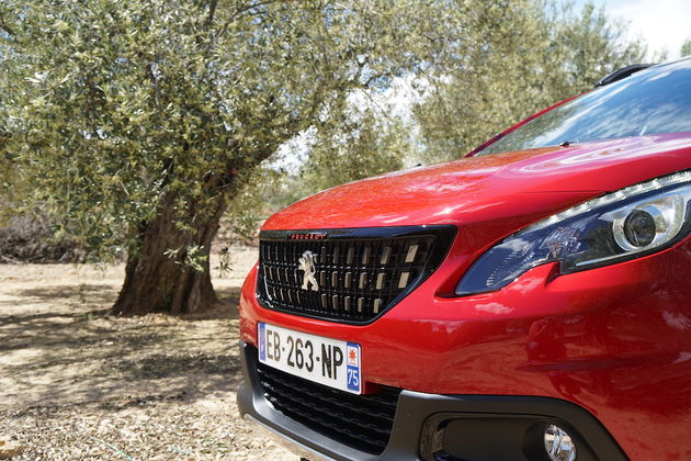 Nieuwe neus en nieuwe grille bepalen in sterke mate het uiterlijk van deze Peugeot 2008