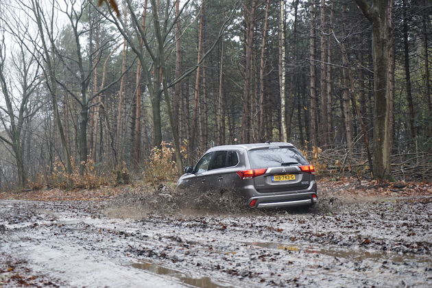 mitsubishi_outlander_phev_outdoor_2