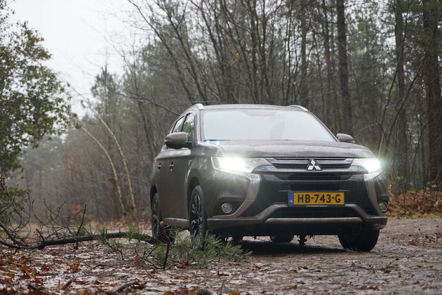 mitsubishi_outlander_phev_outdoor_3