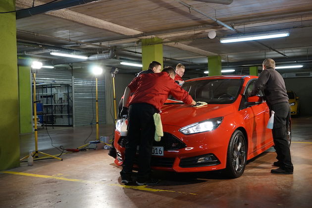 Na de testritten worden de wagens onder grote bouwlampen weer schoon gemaakt