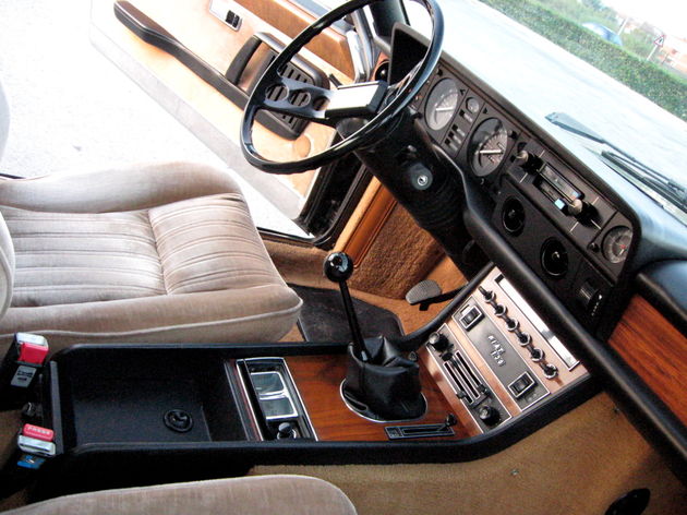 Fiat_130_coupé_1974_inside