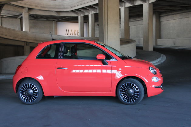 De nieuwe Fiat 500 in de oude Fiat-fabriek, op weg naar het dak waar zich de oude testbaan bevindt.