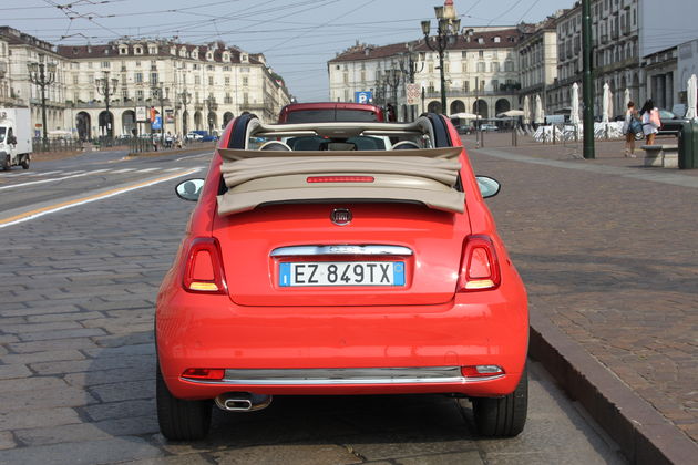 De nieuwe kleur `Rosso Corallo` in de Fiat 500C uitvoering.