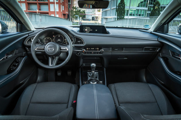 <em>Het fraaie interieur van de CX-30</em>