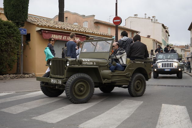 De eerste Jeep ooit op kop van een stoet van 5.000 Harley-Davidson rijders