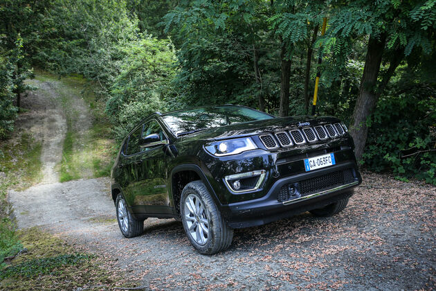 Jeep Compass Limited_4xe_hill