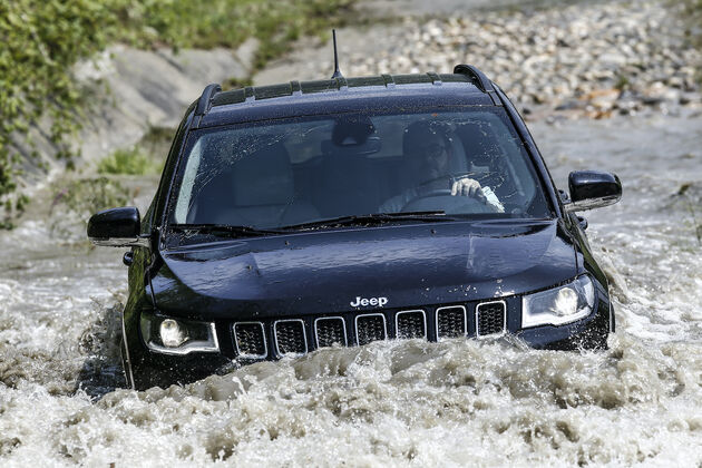 Jeep Compass Limited_4xe_water