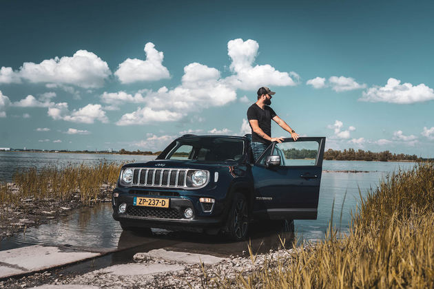 Jeep_Renegade_Stand_side_Water