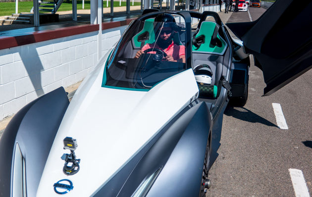 Jöran Maaswinkel in Nissan Bladeglider