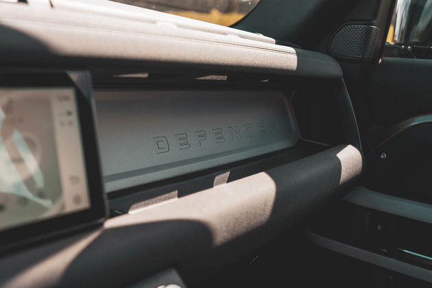 Land_Rover_Defender_Interior_passenger