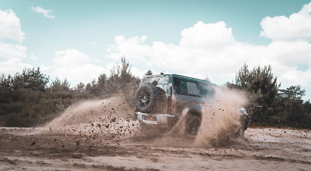 Land_Rover_Defender_Sand_drift