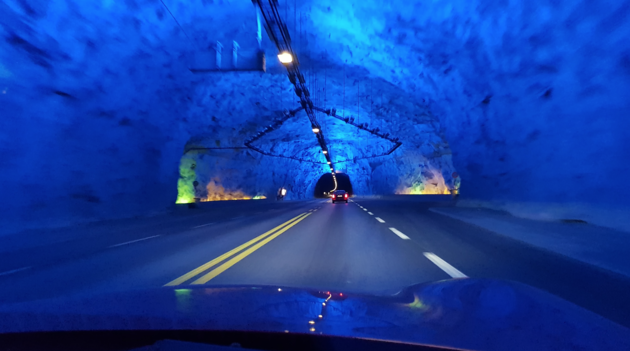 Speciaal aangebrachte verlichting op een stopplaats in de Lu00e6rdal Tunnel