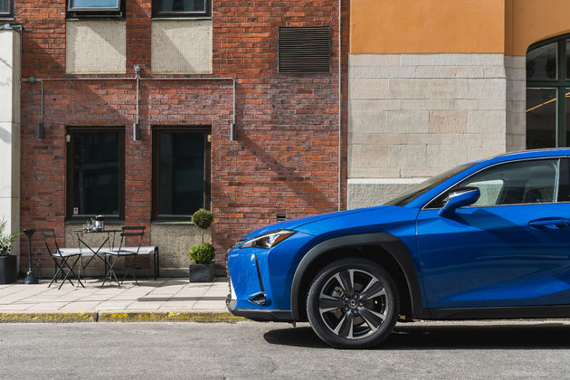 Lexus_UX_HV_E_Four_Celestial_Blue_GF08