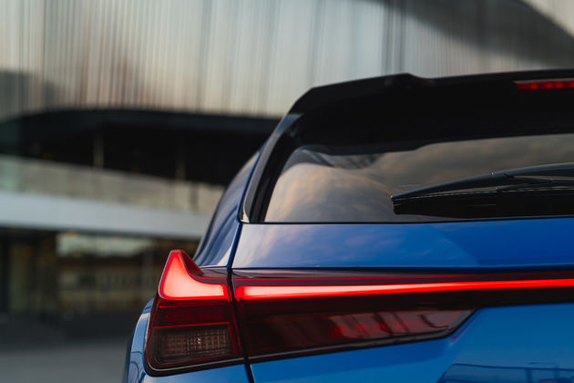 Lexus_UX_HV_E_Four_Celestial_Blue_GF09