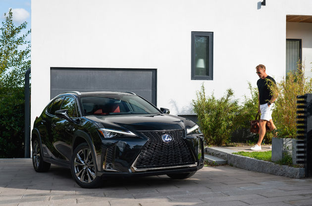 Lexus UX_HV_Graphite Black GF_Lifestyle11