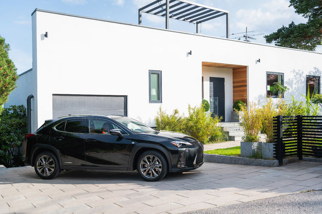 Lexus UX_HV_Graphite Black GF_Lifestyle12