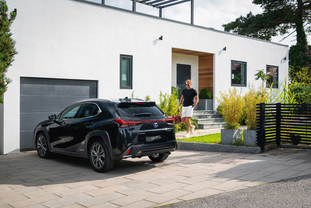 Lexus UX_HV_Graphite Black GF_Lifestyle13