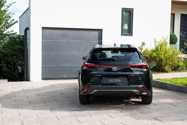 Lexus UX_HV_Graphite Black GF_Lifestyle14