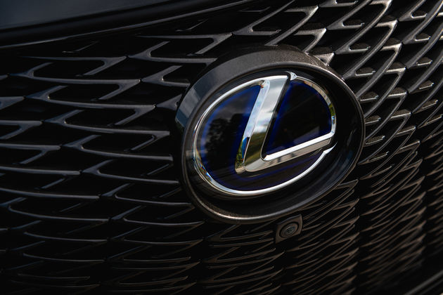 Lexus UX_HV_Graphite Black GF_Lifestyle15