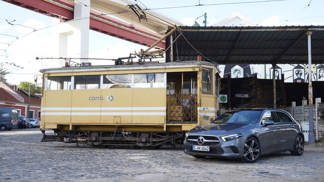 Verborgen achter een containerdorp vinden we de Mercedes A200<br><br>