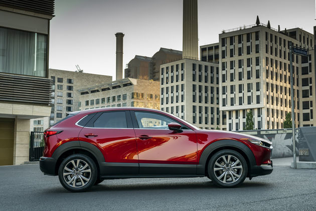 <em>De nieuwe Mazda CX-30 heeft een duidelijk S-vorm in de weerspiegeling</em>