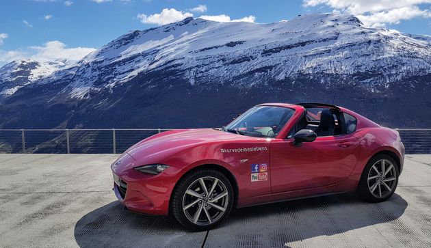 De Mazda MX-5 RF met toestemming gefotografeerd boven op de Geiganger fju00f6rd