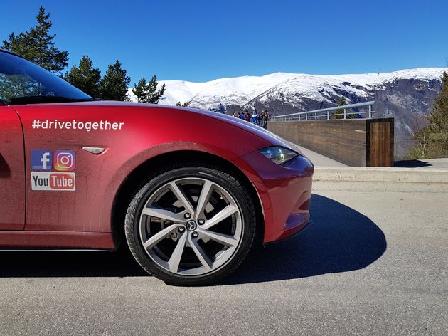 Het rood van de Mazda MX5 RF kleurt prachtig tegen het heldere blauw van de Noorse lucht