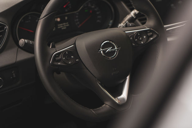 Opel_Grandland_X_Hybrid_4_steeringwheel