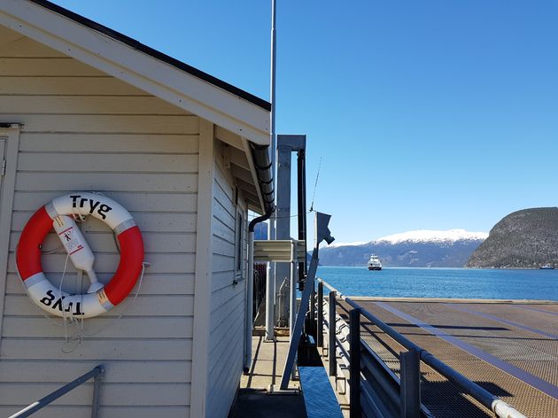 Met de ferrie oversteken bij de Sognefjord