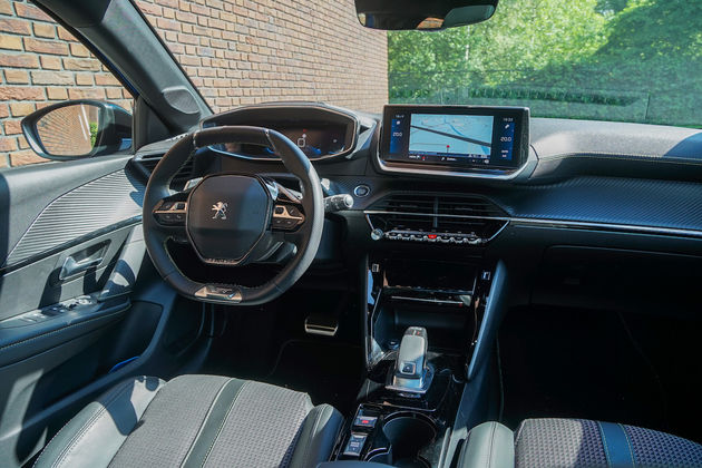 Peugeot_208_interior_new