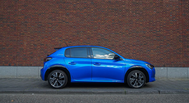 De kleur blauw van de Peugeot 208 is een lust voor het oog.