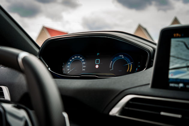 Peugeot_3008_hybrid4_i-cockpit