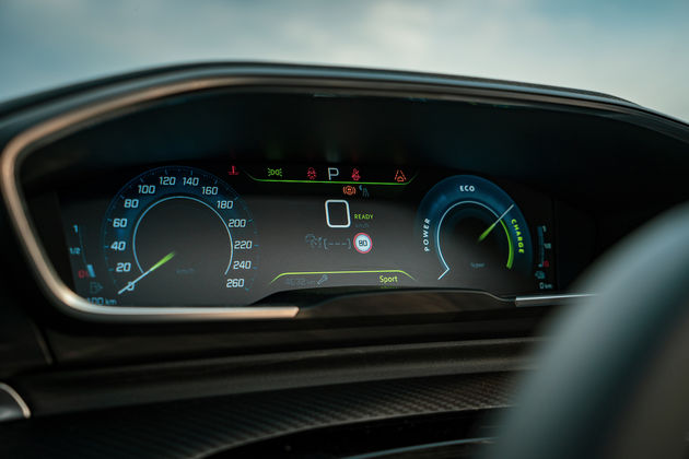 Peugeot_508_SW_Hybrid_i-cockpit