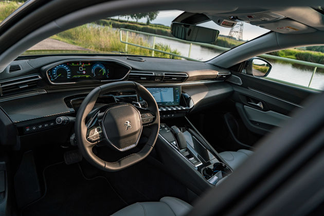 Peugeot_508_SW_Hybrid_interior