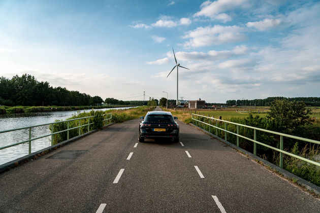 Peugeot_508_SW_Hybrid_road