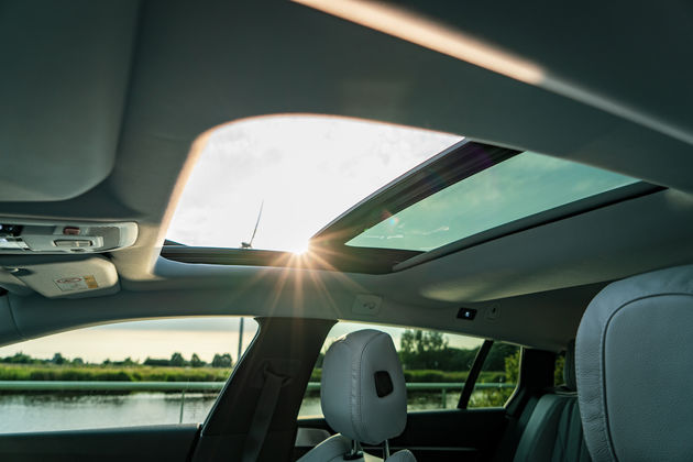 Peugeot_508_SW_Hybrid_sunroof